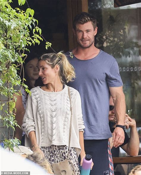 Chris Hemsworth Elsa Pataky Go Barefoot As They Enjoy A Low Key Breakfast In Byron