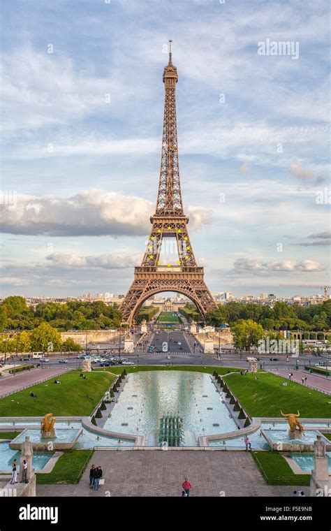 La Tour Eiffel Du Champ De Mars Paris France Europe Photo Stock Alamy