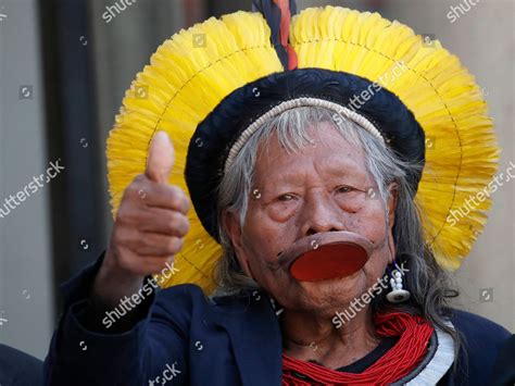 Kayapo Tribal Leader Raoni Metuktire Waves Foto De Stock De Contenido Editorial Imagen De