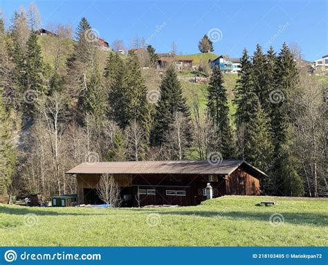 Antiguas Casas Tradicionales Y Arquitectura Rural Suiza Subalpina