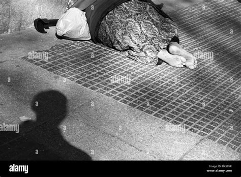 Barfuß Obdachlos Fotos Und Bildmaterial In Hoher Auflösung Alamy