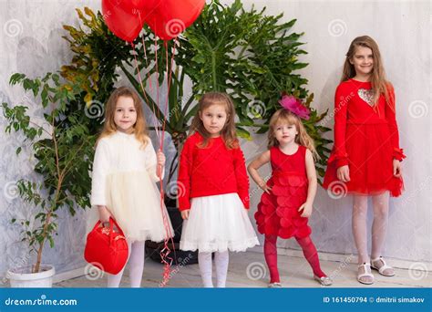 quatre filles dans une chambre blanche avec des ballons rouges photo stock image du luxe jour