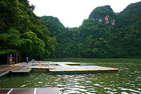Kawasan rekreasi ini mendapat nama dari tasik dayang bunting yang terdapat di pulau ini. Tasik Dayang Bunting | Nurul Izwan | Flickr