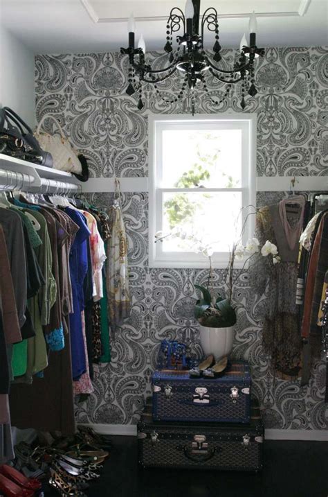 Love The Black And White Paisley Wallpaper In This Closet Con Imágenes