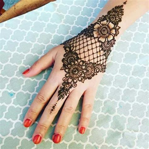 New Stylish And Beautiful Mehndi Design For Back Hands Simple And Easy
