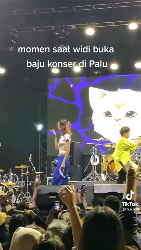 Most Pop Gaya Unik Widi Vierratale Saat Konser Terbaru Pamer Aksi Buka Baju
