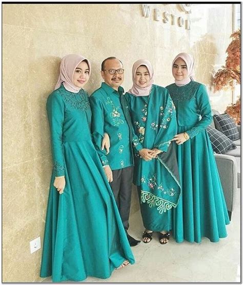 Dan yang paling penting adalah kesepakatan antara istri dan suami dalam pemilihan pakaian seragam keluarga artis ini. Top Baru 17 Model Baju Seragam Lebaran Untuk Keluarga