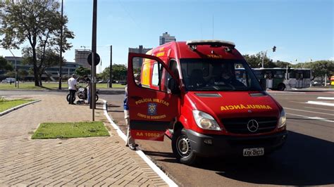 Duas pessoas se ferem em colisão entre moto e caminhão no Centro CGN