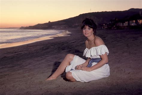 Linda Ronstadt Sells Catalog To Irving Azoff S Iconic Artists Group Rolling Stone