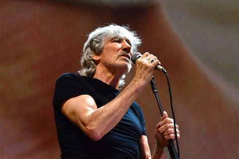 Welcome to the roger waters official store! In Photos: Roger Waters at KFC Yum Center, Louisville, Ky ...