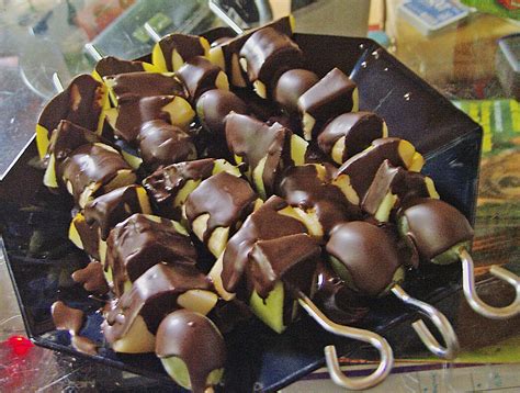 Die schokoglasur auf den kuchen geben. Fruchtspieße mit Schokoglasur von DaJu | Chefkoch.de