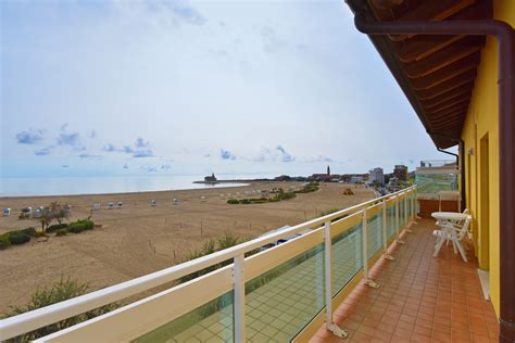 Nel cuore del centro storico di caorle, in un complesso fronte mare denominato president, troviamo un appartamento oggetto di. Aparthotel Villa Olga Fronte Mare Caorle - Appartamenti ...
