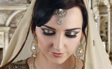 Elegant And Sophisticated Smokey Eye Makeup