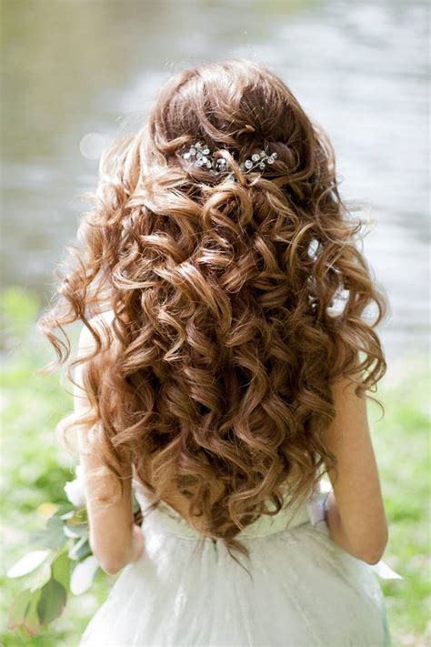 Almost all of the curly wedding hairstyles are for girls with straight hair. Wedding Hairstyles for a Gorgeous Wavy Look - MODwedding