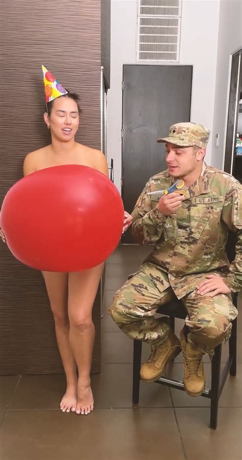 Her Army Husband Had No Idea What She Was Hiding From Him Under That Balloon 😳 4 Husband