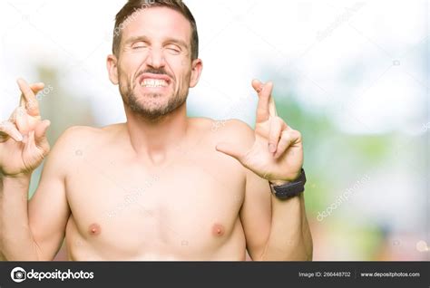 Hombre Guapo Sin Camisa Mostrando Pecho Desnudo Sonriendo Cruzando Los fotografía de stock