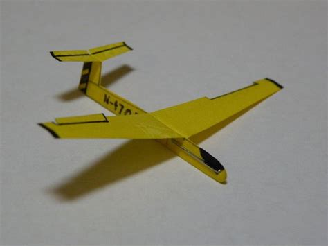 Para hacer aviones de papel fáciles lo primero será conseguir el material adecuado, yo en este post he usado un folio tamaño a4. Como hacer un avion de papel diminuto (con imágenes) | Aviones de papel, Como hacer un avion ...