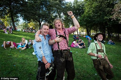 Red Cross Treats 700 Oktoberfest Revellers On Opening Weekend Daily Mail Online