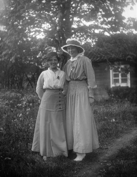 två kvinnor i trädgård 1910 tal upplandsmuseet digitaltmuseum