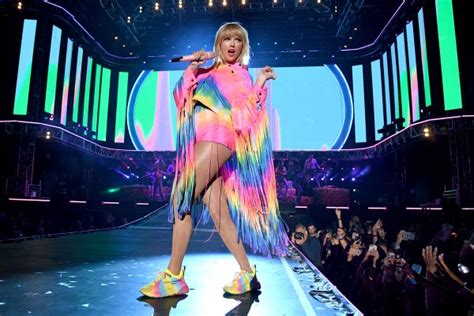 Twitter Is Turning Taylor Swifts ‘calm Down Into A Gay Joke
