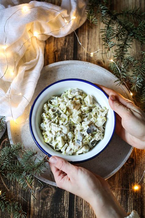 Odcedzić, przelać zimną wodą, obrać i pokroić na plasterki. salatka-sledziowa | marta-gotuje.pl