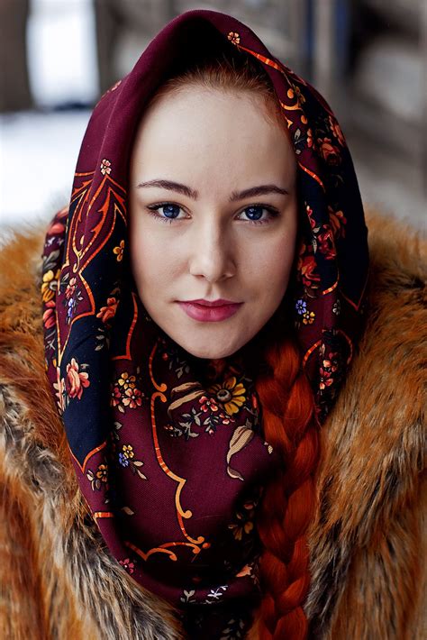 girl in a russian pavlov posad shawl Шарфы на голову Женщина Наряды