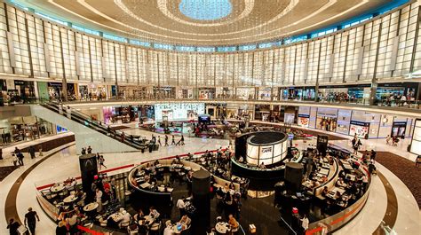 Dubai Mall největší obchodní centrum na světě s kluzištěm akváriem a