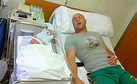 El sueño más dulce de Pepe Reina junto a su hijo recién nacido. El Correo