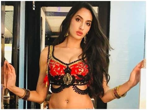 Watch Video Nora Fatehi Flaunts Her Belly Dance Moves On Dilbar Song