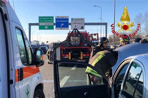 We would like to show you a description here but the site won't allow us. Milano, incidente stradale sulla tangenziale est: due ...