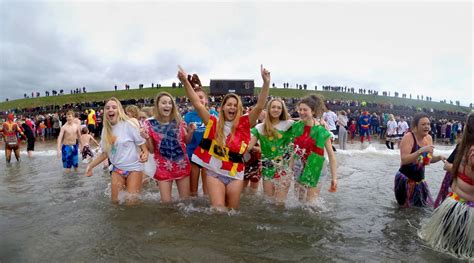 Swimmers At The Whitley Bay New Year S Day Dip Mirror Online