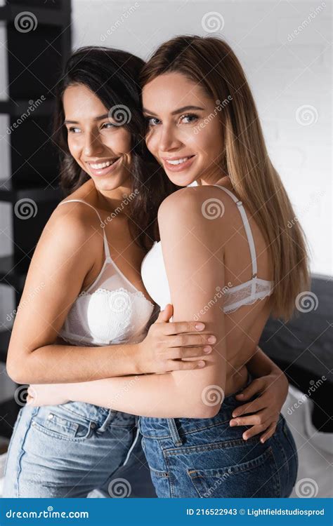 Glimlachen Van Lesbisch Stel In Witte Hersenen Stock Afbeelding Image Of Denim Emotie