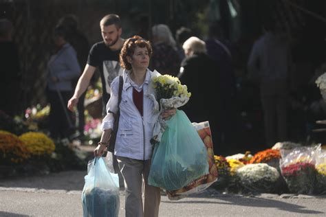 Posebna Simbolika Znate Li Za To Na Groblje Nosimo Cvije E I Palimo