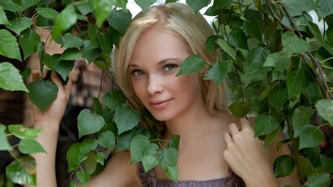 Hd Blonde In The Bushes Hd Wallpaper Rare Gallery