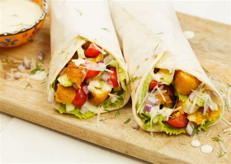 Wrap Met Krokante Kip En Honing Mosterdsaus Easy Lunch Recipes Wrap