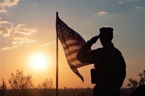 Silueta De Soldado Saludando Frente A Una Bandera Americana Foto Premium