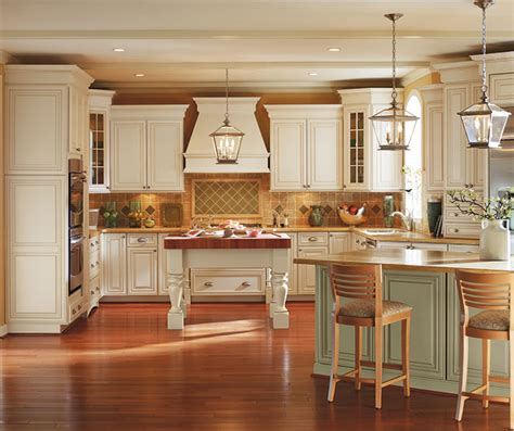 This photo of traditional white kitchen cabinets has dimensions of 959 x 584 pixels,you can download and get the traditional white kitchen include a link to your website and we will be happy to post your image and article on our front page. Off White Cabinets with Glaze in a Traditional Kitchen ...
