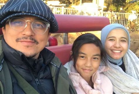 Tak lama kemudian, laudya cynthia bella dengan engku emran mengadakan resepsi di bandung, jawa barat. Dulu gambar bertiga, sekarang hanya berdua! Tiba giliran ...