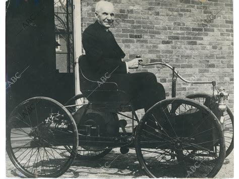 Henry Ford Con El Primer Automóvil Que Contruyó Archivo Abc