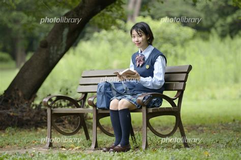 ベンチに座って本を読む女子校生 写真素材 [ 4674666 ] フォトライブラリー photolibrary
