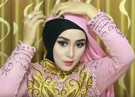 Model Jilbab Wisuda Untuk Wajah Bulat Seputar Model