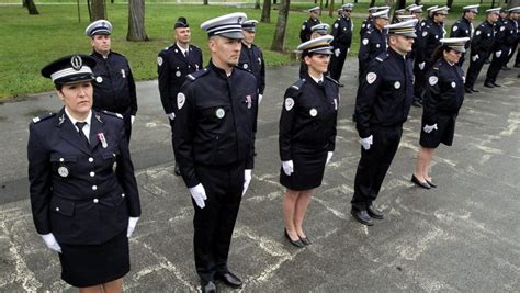 Les Policiers Rendent Hommage à Leurs Collègues Morts Pour La France Ladepechefr