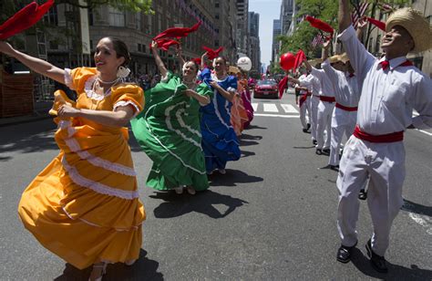 Miles Participan En El Desfile Puertorriqueño En New York