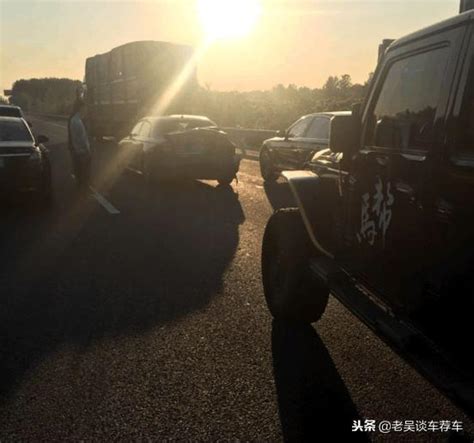 奧迪a6l被改裝牧馬人追尾，奧迪a6l車主：奧迪不愧是買燈送車 每日頭條