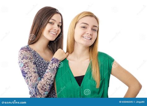 Zwei Lächelnde Attraktive Jugendlichen Blond Und Brunette Aufstellung Stockbild Bild Von