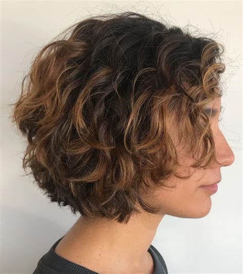 This is for the girls with short, cute, and wavy hair. 60 Most Delightful Short Wavy Hairstyles in 2019 | Short ...
