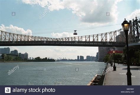 East River Queensborough Bridge And Roosevelt Island Trolley Stock