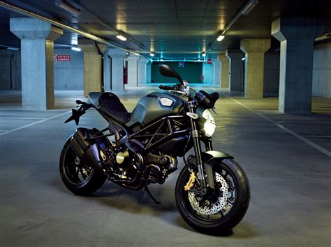 The machine borrows the powerplant and technologies from the base 1100 evo, the italian engineers and designers focusing on improving only the visual department. The 2013 Ducati Monster 1100 EVO Diesel
