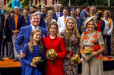 Bij een inhuldiging krijgt de koning geen kroon op zijn hoofd en bij. Zo loopt de koninklijke familie op Koningsdag door hartje ...
