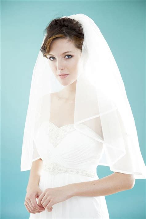 A Simple Tutorial That Shows You How To Wear A Bridal Veil